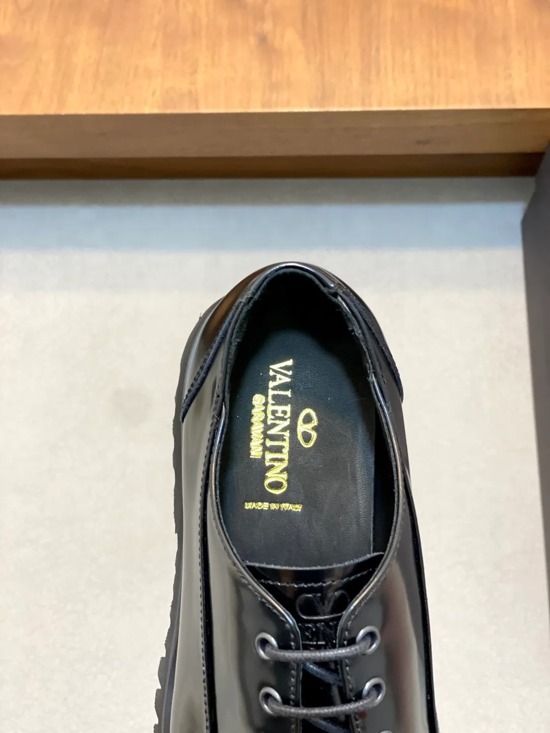 Men's shoes 💰740 VALENTINO Valentino's new men's fashionable casual leather shoes. These leather shoes are made of imported cowhide leather uppers, dyed calfskin lining and calfskin insoles. The upper foot is soft, comfortable and breathable. Comes with complete packaging in the original box! Visible details and quality. Size: 39-44 (customized at 38.45.46)